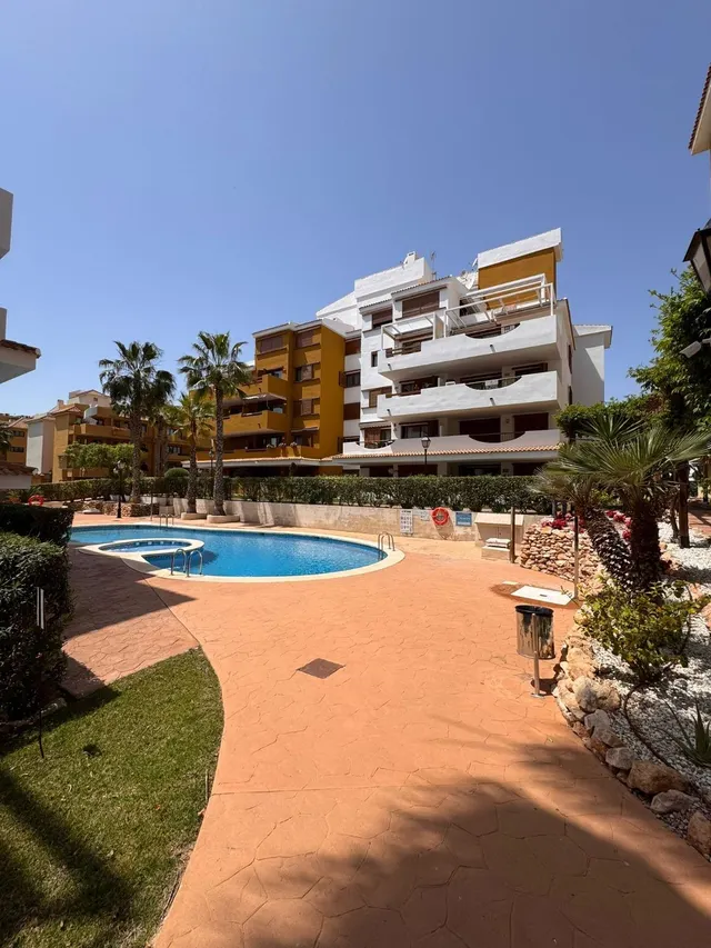 Apartamento con piscina comunitaria, Alicante, Torrevieja. 2 habitaciones, 80 m2, 500 metros del mar — 42