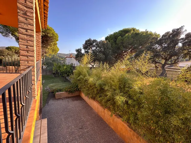 CALONGE: CHALET CON LICENCIA TURÍSTICA, GARAJE, JARDÍN Y PISCINA. ZONA MAS AMBRÓS - VIZC. CABANYES. — 26