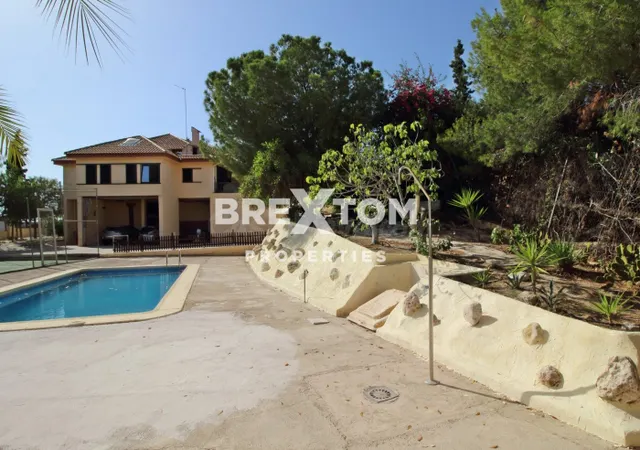 CHALET CON PARCELA DE 2040 METROS CON PISCINA Y PISTA DE TEN