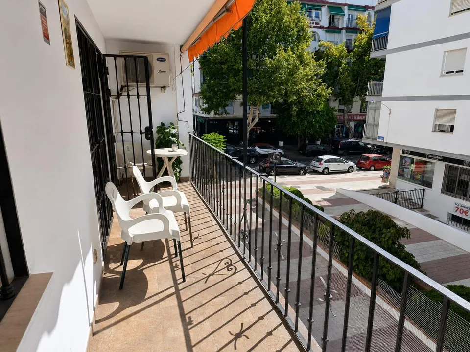 PISO DE 110 M2 CON TRES DORMITORIOS DOBLES Y TERRAZA EN EL CENTRO DE SAN PEDRO DE ALCÁNTARA