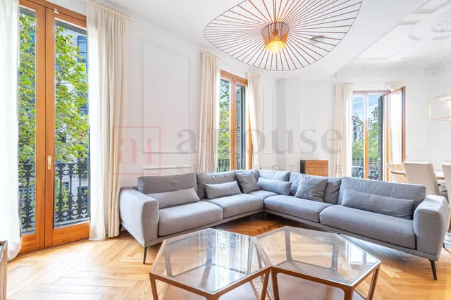 Piso reformado, listo para entrar a vivir con balcones y todo exterior en la nova esquerra de l' eixample — 2