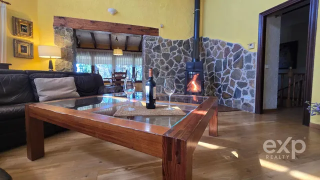 Hogar con encanto, jardín, piscina y espacios que enamoran. - foto 2