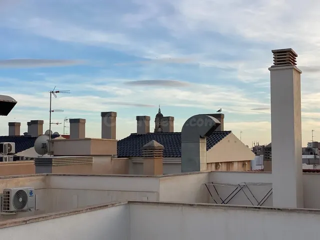 Es un Ático en edificio nuevo (año 2010) ubicado en el centr - foto 3