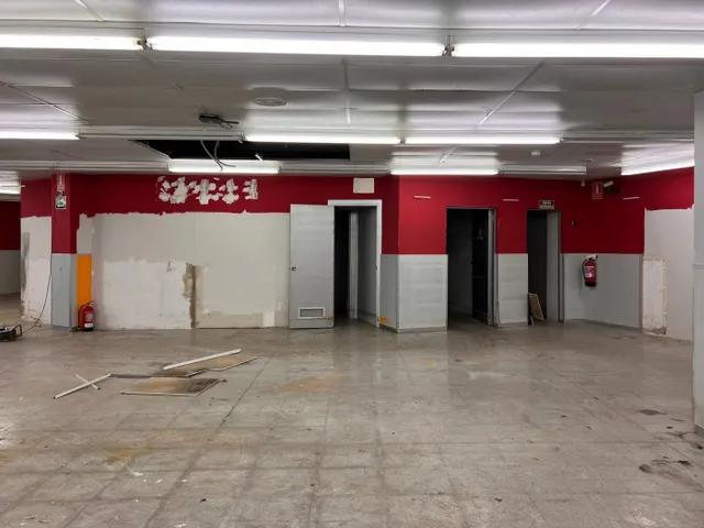 Gran local comercial en Av. Estanislao Figueres a 50 metros de Rambla Nova. — 8
