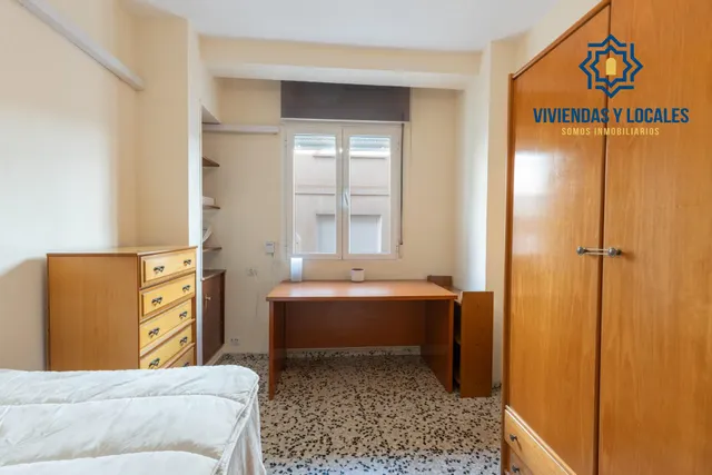 Piso de 3 dormitorios en calle milán, zaidín | muy luminoso y con gran potencial — 10