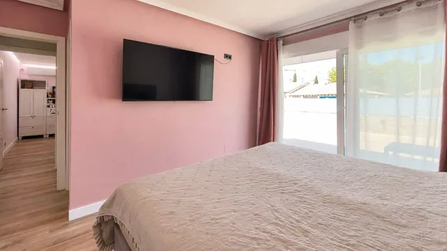 Casa reformada de 5 dormitorios con piscina privada, gran terraza y placas solares en Los Balcones — 46