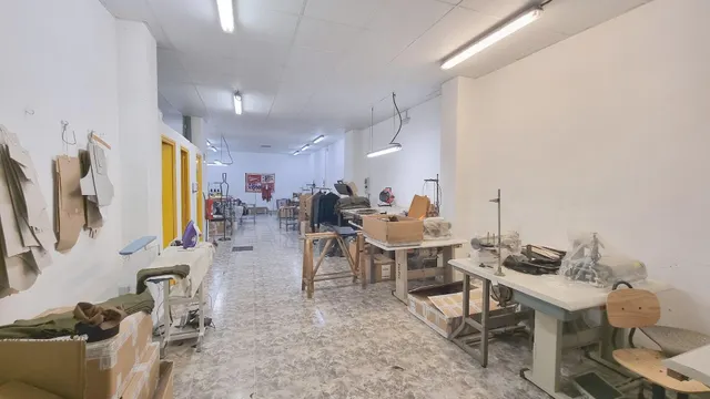 LOCAL COMERCIAL de 130 m2 a pie de calle. — 2