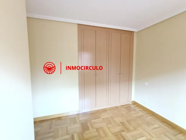 Exclusivo Chalet Pareado Junto al HUBU: Tu Oasis Urbano en Burgos — 26