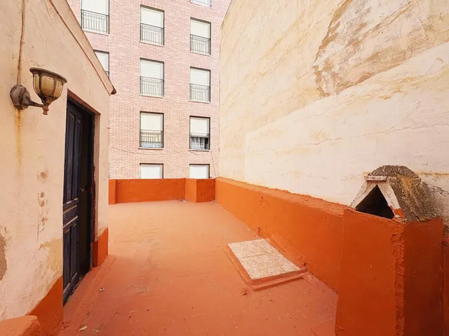 SE VENDE CASA  A POCOS METROS DEL PUENTE DE LA VIRGEN — 12
