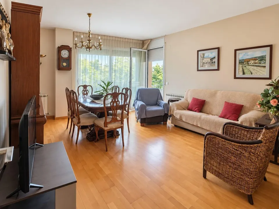 Piso exterior de 4 habitaciones con balcón y parking incluido en el centro de Reus