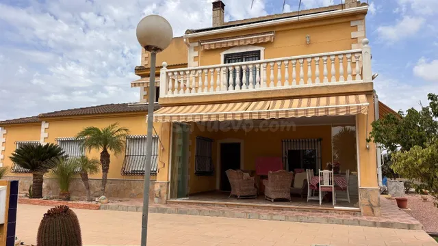 Exclusivo Chalet en La Hoya con Piscina y Amplios Espacios - foto 5