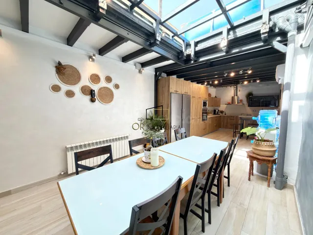 Amplia vivienda con terraza, chimenea y espacios versátiles 