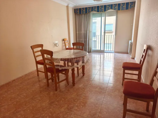 AMPLIA VIVIENDA DE CUATRO DORMITORIOS CON GARAJE Y TRASTERO - foto 3