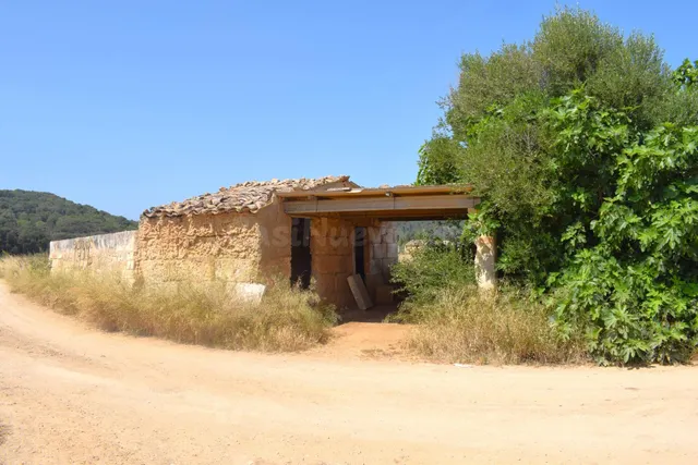 Finca rústica con construcciones, pozo propio y vistas a la  - foto 2