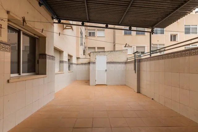 Amplio piso en planta baja con patio de 30 m2 y garaje en el - foto 3
