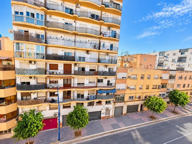 Piso en venta en avd. pablo iglesias, Almería – ideal para inversores  96.000€ — 24