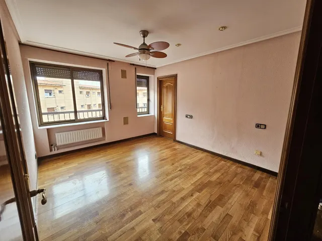 Exclusividad, amplitud y confort en el centro de Salamanca, 3 amplios dormitorios y plaza de garaje cerrada — 33