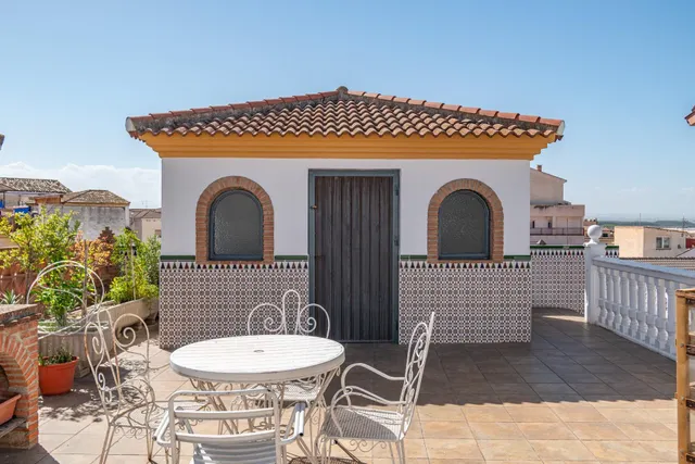 Gran Casa en Esquina en Atarfe – 4 Dormitorios, Piscina, Garaje y Espacio Comercial — 38