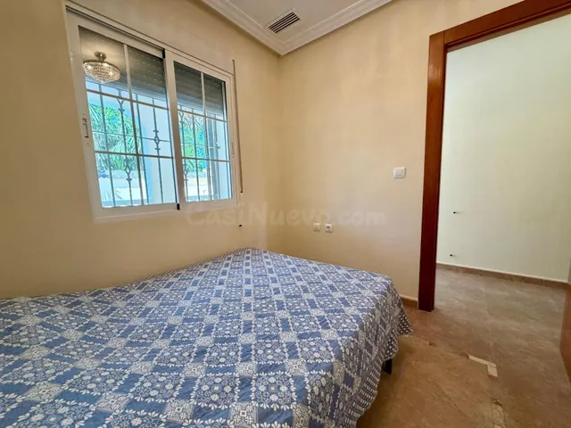 Villa independiente con piscina privada y 6 dormitorios junto a la Laguna Rosa de Torrevieja — 30