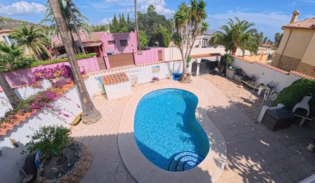 Chalet independiente de 4 habitaciones con piscina divida en dos plantas individuales — 2