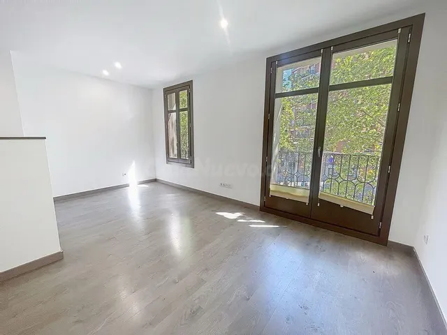 Luminoso piso en venta en Paral·lel — 2
