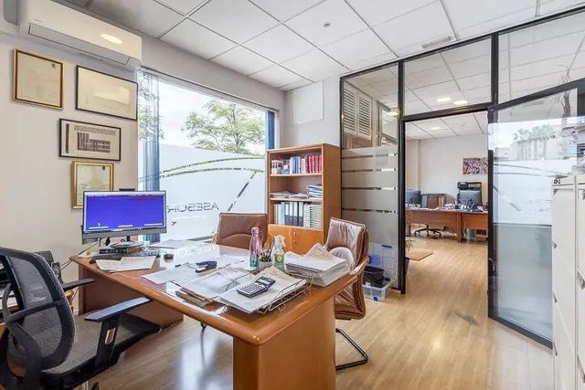 **Luminoso local comercial de 67 m2 con dos amplios escaparates** — 9