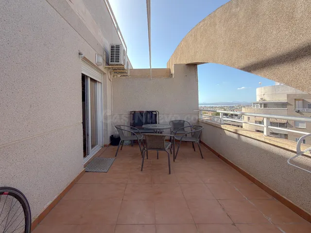 Centro! Interesante ático semireformado, con gran terraza e  - foto 3