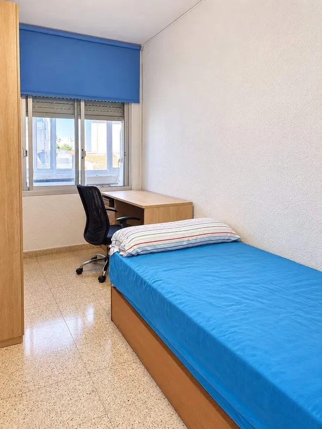 Vivienda amplia de 4 dormitorios cerca de la avenida Padre Esplá. — 14