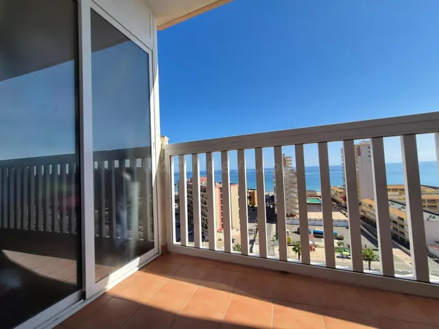 Apartamento situado en la urbanización Torre Luquillo, en el kilómetro 5,5 de La Manga del Mar Menor, que destaca por sus impresionantes vistas tanto al Mar Menor como al mar Mediterráneo. — 2