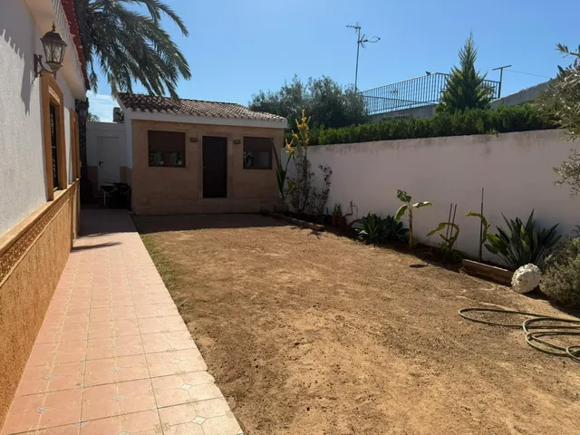 CHALET INDEPENDIENTE CON GRAN PARCELA, PISCINA PRIVADA Y VIVIENDA DE INVITADOS EN UNA DE LAS MEJORES ZONAS DE TORREVIEJA — 8