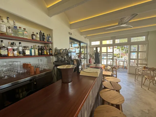 AMPLIO LOCAL EN VENTA EN NOGALERA — 16