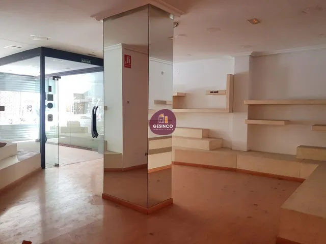 LOCAL COMERCIAL CON GRANDES ESCAPARATES EN ALQUILER — 6
