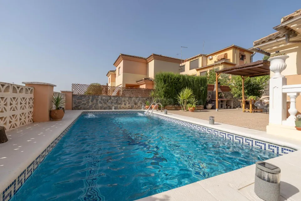 FANTÁSTICO CHALET CON PISCINA EN EL TORREÓN