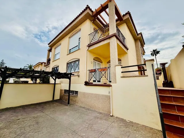 Casa de 5 dormitorios en Los Alamos, Torremolinos. Costa del