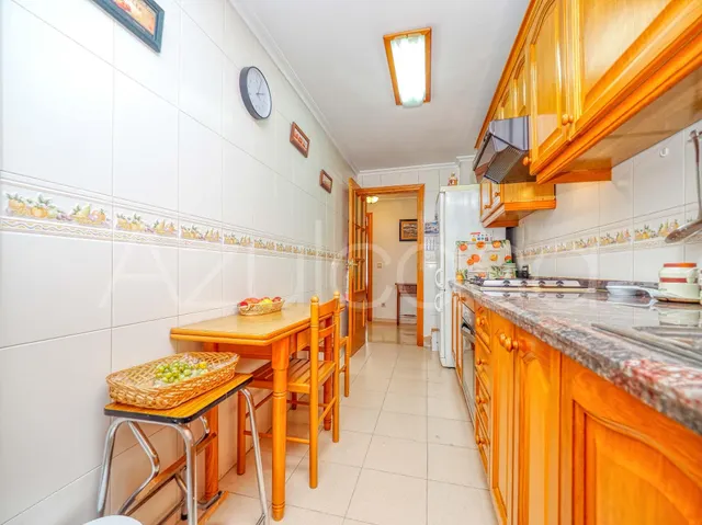 Piso en venta de 4 dormitorios y 2 baños completos con garaje Junto al Mercado Central de Alicante — 34