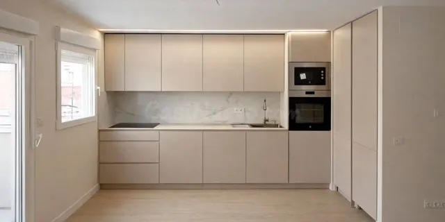 Piso reformado de dos dormitorios en Valdeacederas - foto 3