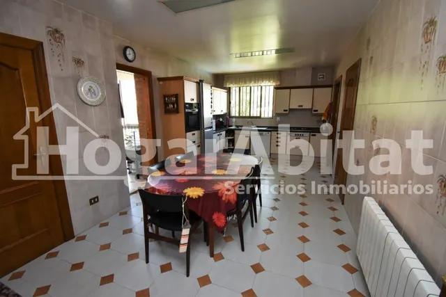 VILLA de 2 alturas con JARDÍN y PISCINA — 37
