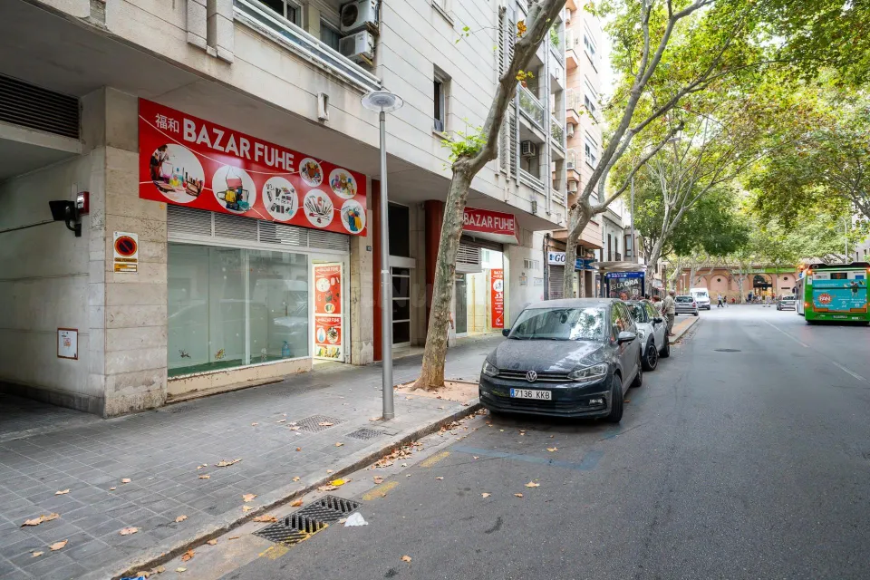 Local comercial diáfano en Pere Garau Palma con escaparate