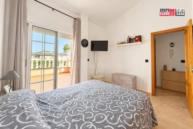 Chalet adosado de 2 dormitorios con terraza, piscina y sol d - foto 5