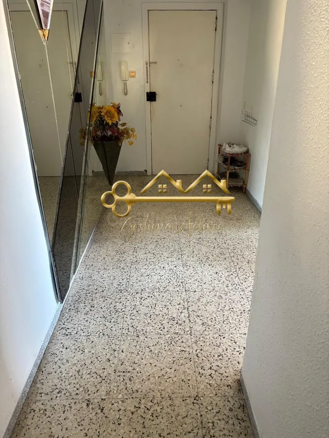 Piso con Gran Potencial y Vistas Despejadas en Zona Ramón y 