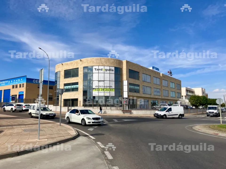VENTA O ALQUILER DE 1.000 M2 DE LOCAL COMERCIAL EN POLÍGONO MONTALVO III.