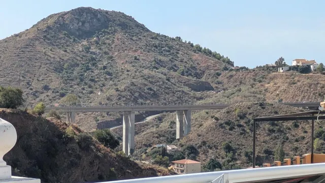 Casa rústica con terrazas y vistas a la montaña en Totalán — 22