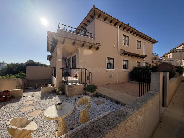 AMPLIA CASA ADOSADA CON SOLARIUM Y PISCINA COMUNITARIA | BLU