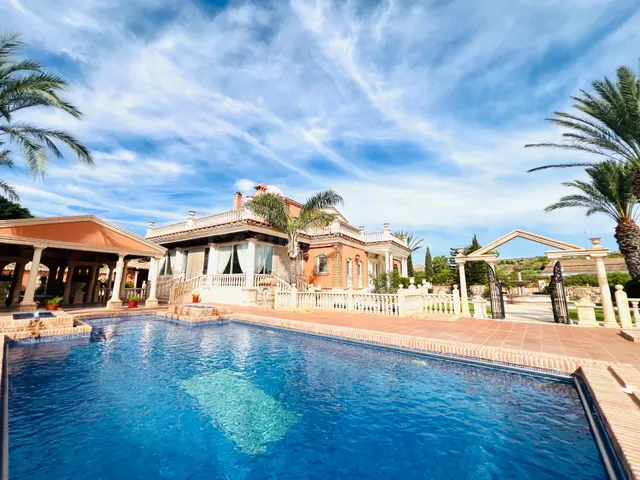 Villa señorial de lujo con arquitectura clásica en Elche - foto 4