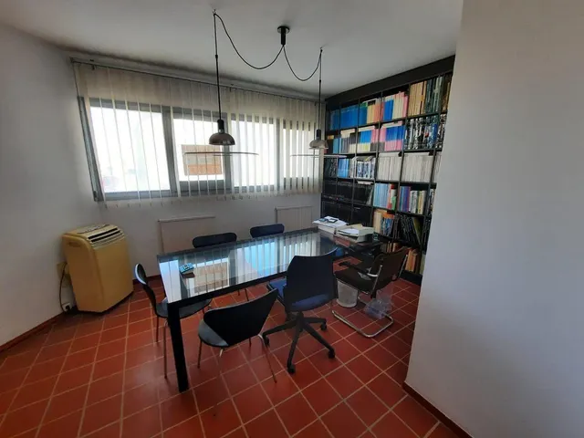 Local de 90 m2 esquinero. — 15