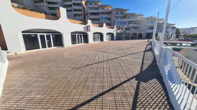 Complejo comercial de 664 m2 con cuatro locales y gran terra - foto 2