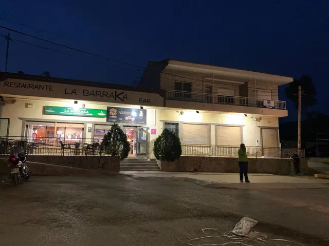 EDIFICIO Y BAR RESTAURANTE - foto 2