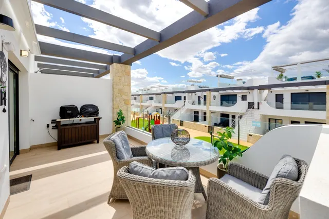 PRECIOSO BUNGALOW PLANTA ALTA CON SOLÁRIUM, TERRAZA, PISCINA