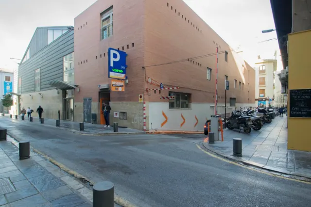 Local comercial junto a Mercado de San Agustín y a espaldas de Gran Vía. — 17