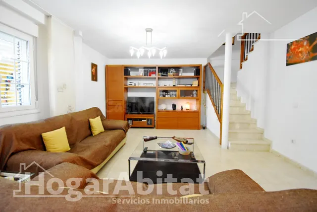 ADOSADO CON 3 TERRAZAS, BALCÓN, PISCINA Y GARAJE - foto 3